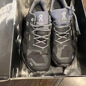 On cloud cloudventure waterproof size 6.5 womens